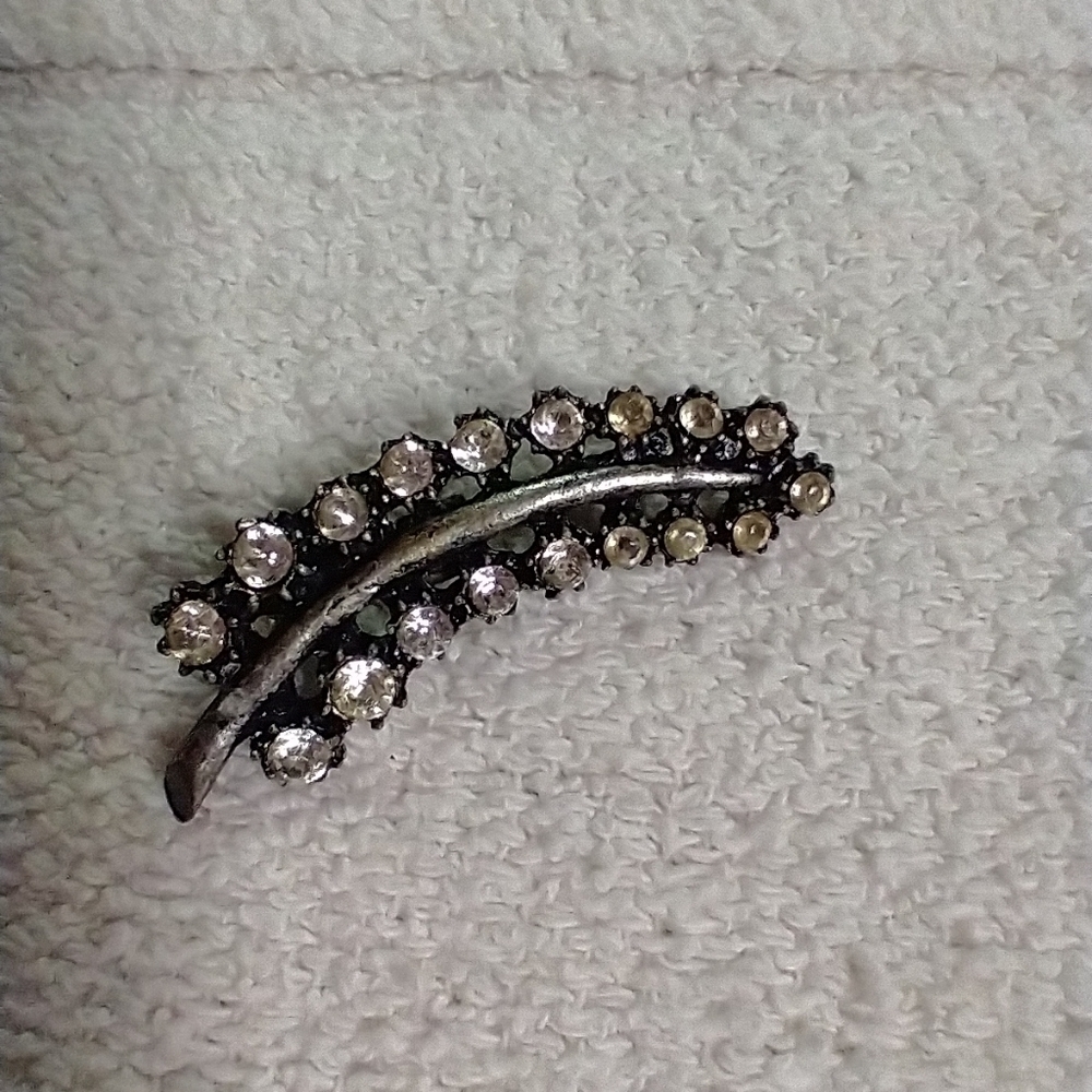 Silvertone rhinestone leaf 🌿 🍀 brooch
